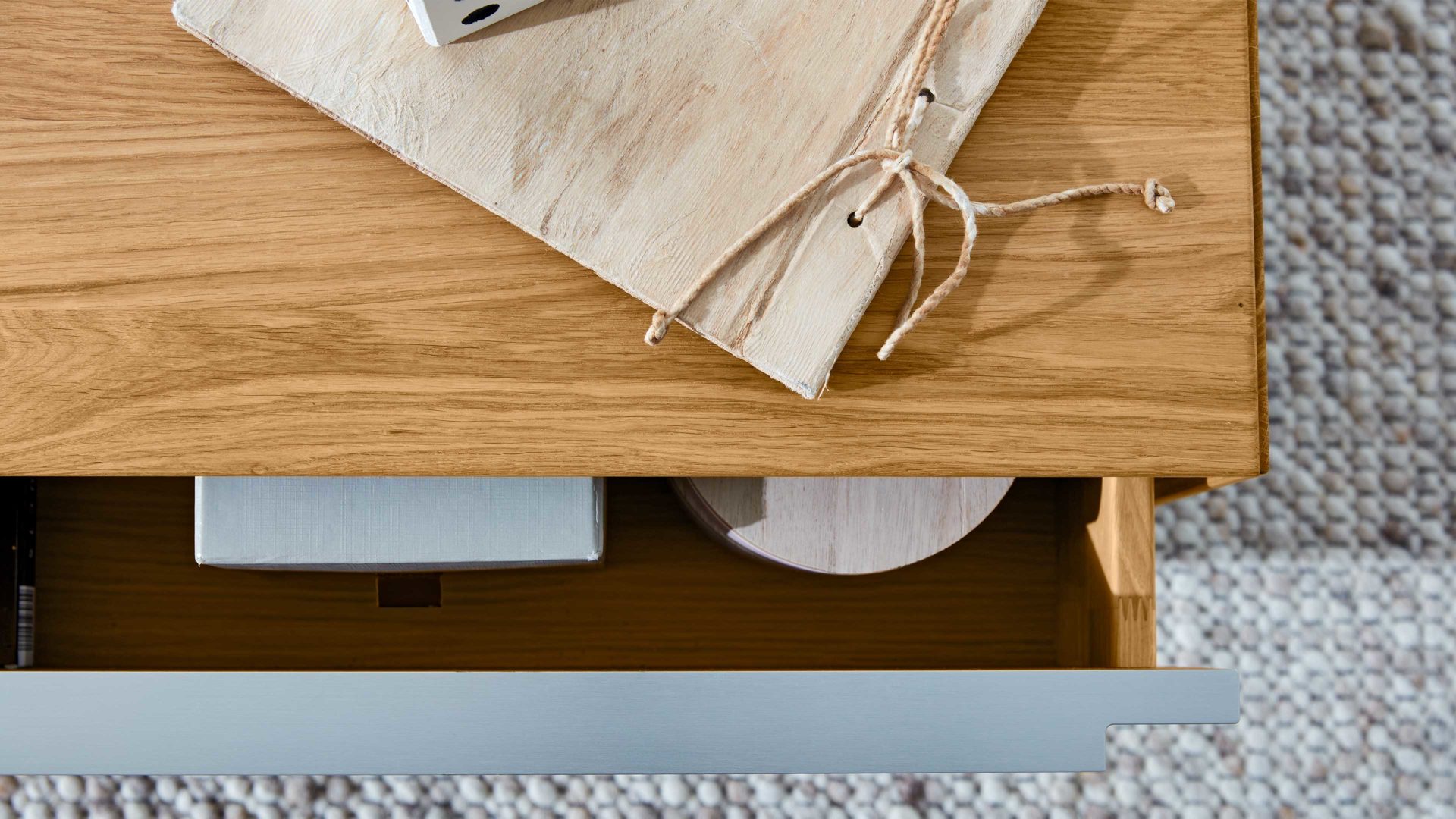 Schreibtisch Interliving aus Holz in Hellgrau Interliving Wohnzimmer Serie 2020 - Verwandlungs-Sideboard 151283 Asteiche bianco & Schlamm – zwei Türen, zwei Klappen