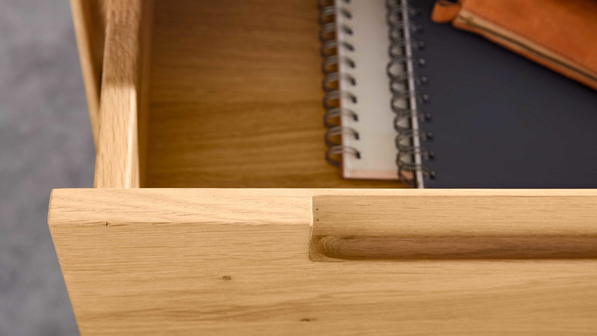 Schreibtisch Interliving aus Holz in Hellgrau Interliving Wohnzimmer Serie 2020 - Verwandlungs-Sideboard 151283 Asteiche bianco & Schlamm – zwei Türen, zwei Klappen