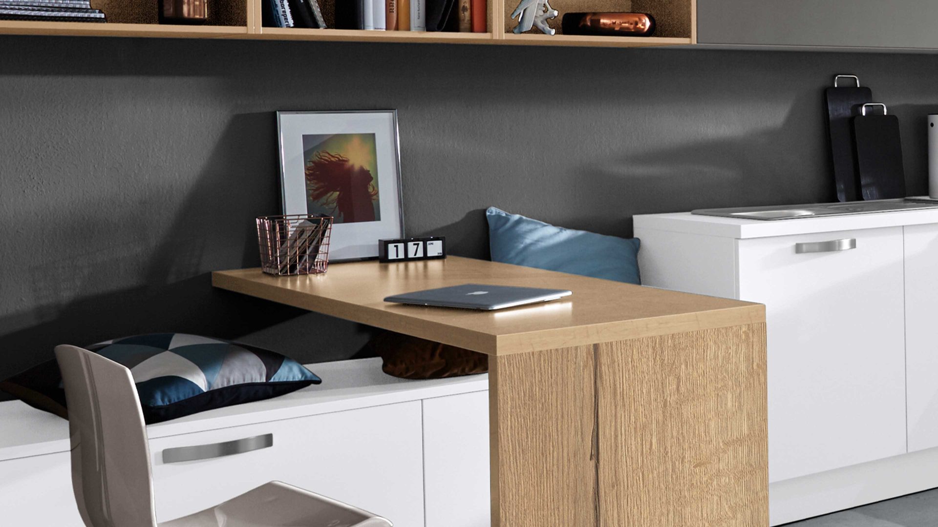 Einbauküche WERT KÜCHE® aus Holz in Holzfarben Hell WERT KÜCHE® Nova mit AEG Einbaugeräten Weiß, Achatgrau & Alteiche Provence – zweizeilig