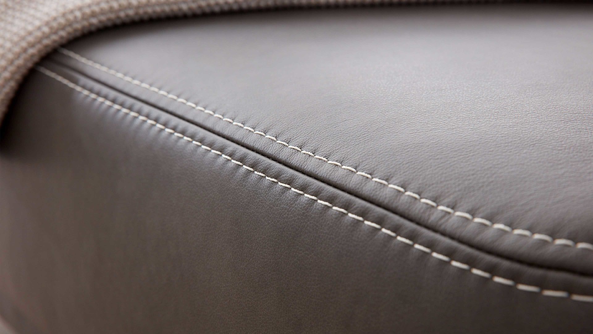 Zweisitzer Interliving aus Leder in Dunkelgrau Interliving Sofa Serie 4251 – Zweisitzer mit Sitztiefenverstellung Breite ca. 250 cm - dunkelgraues Leder Vintage grey & Metallfüße