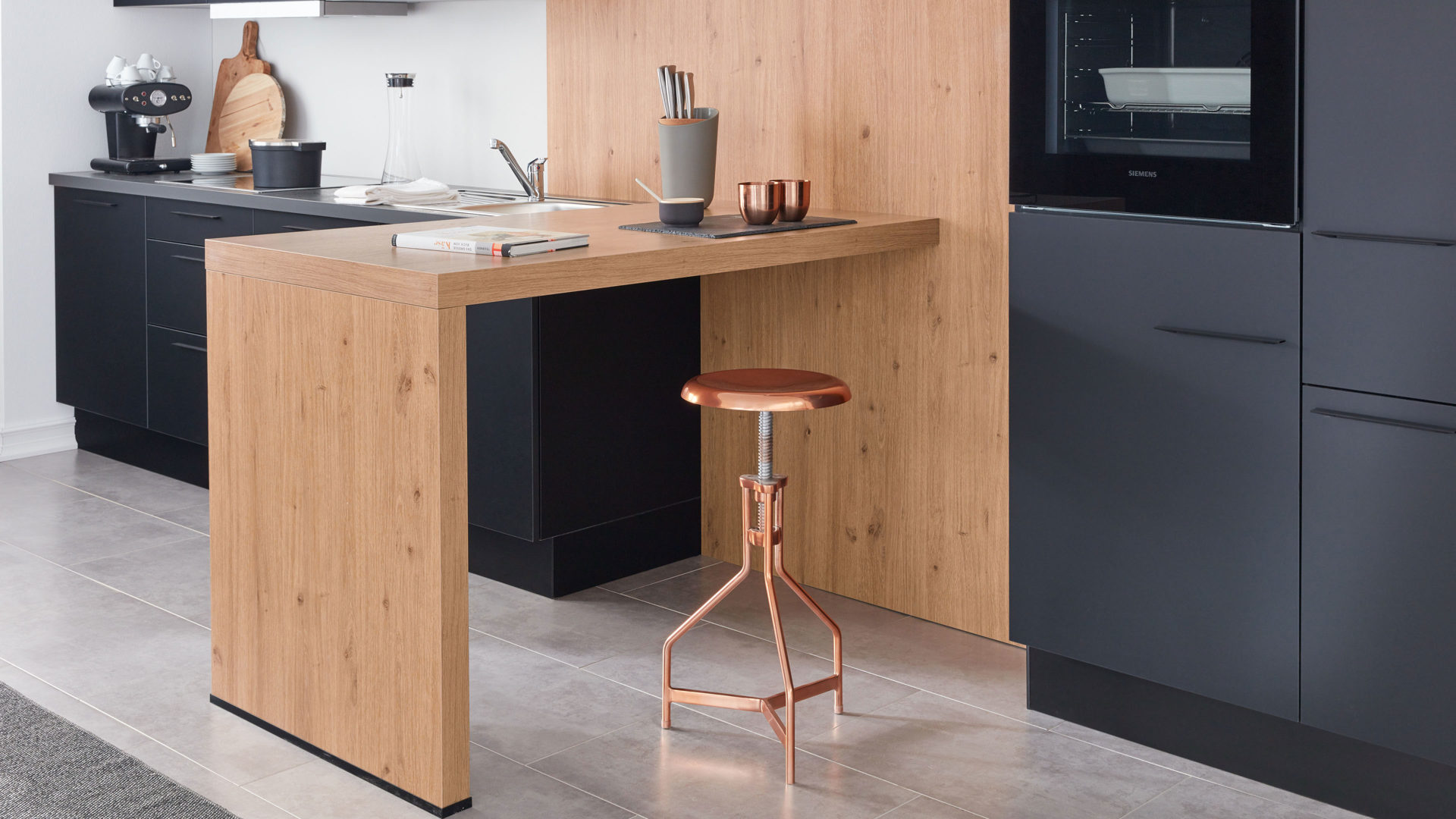 Einbauküche WERT KÜCHE® aus Holz in Schwarz WERT KÜCHE® Ulrika Küchenzeile mit SIEMENS Einbaugeräten Onyxschwarz & Asteiche – Länge ca. 480 cm