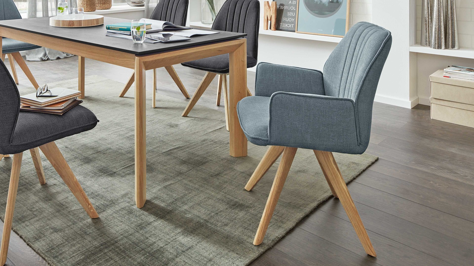 Polsterstuhl Interliving aus Stoff in Blau Interliving Esszimmer Serie 5102 – Armlehn-Polsterstuhl U112 aquafarbener Bezug Tirol 484 & Wildeiche, Drehfunktion