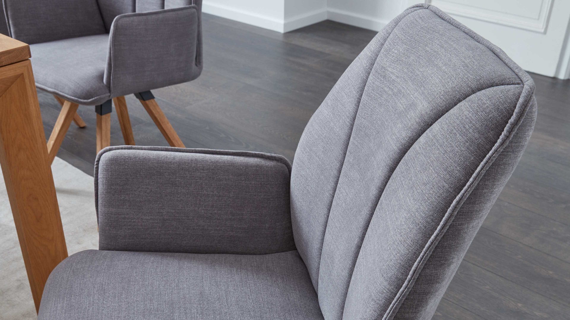 Polsterstuhl Interliving aus Stoff in Grau Interliving Esszimmer Serie 5102 – Armlehn-Polsterstuhl kieselfarbener Webstoff Tirol 489 & Eiche