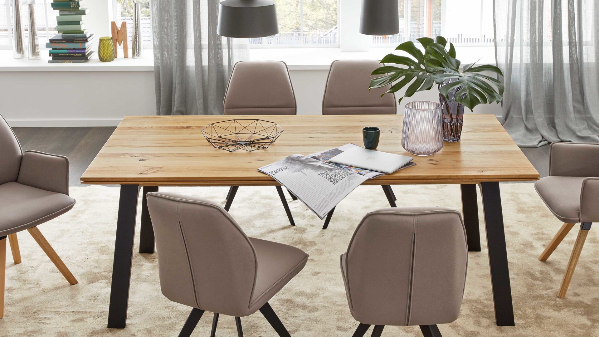 Auszugtisch Interliving aus Holz in Holzfarben Interliving Esszimmer Serie 5102 – Auszugtisch Charakter-Kernbuche & schwarzes Holz – ca. 200-250 x 100 cm