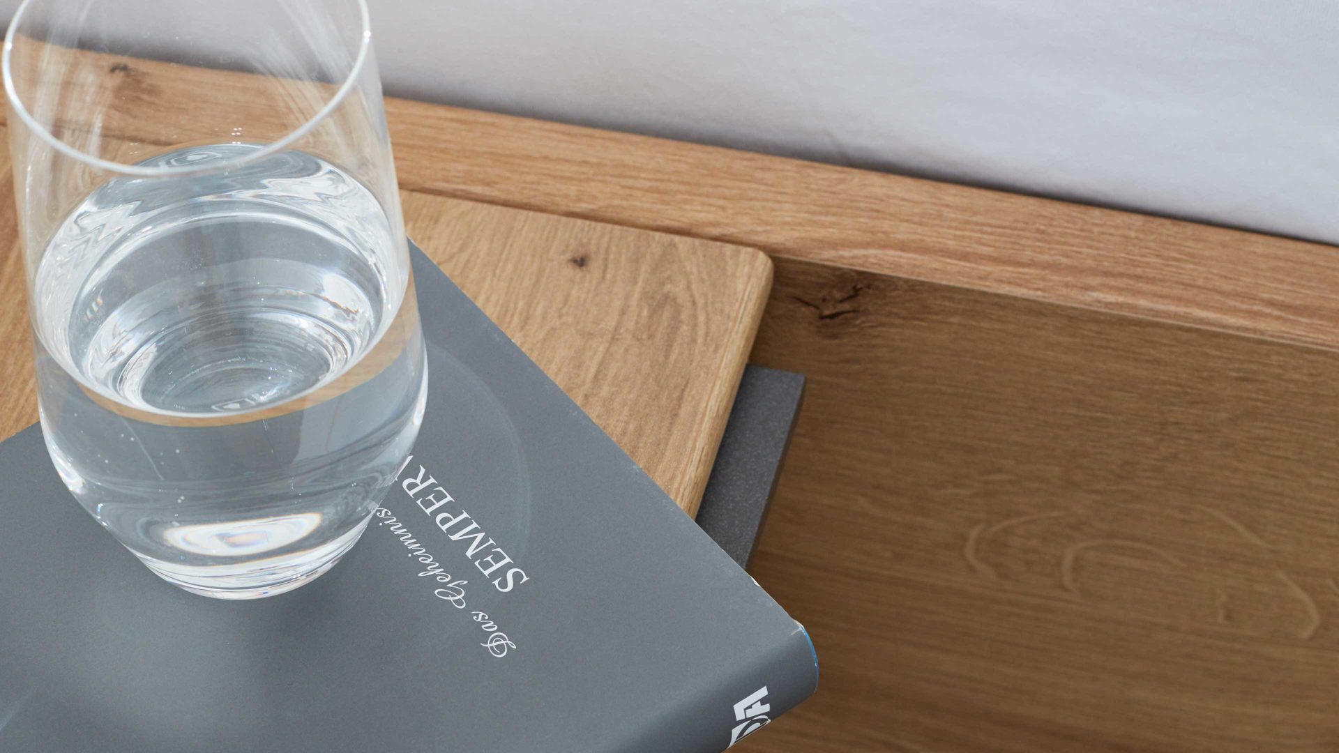 Nachtkommode Interliving aus Holz in Hellgrau Interliving Kleiderschrank Serie 1205 – Nachtkonsole eine Schublade - Champagner & Eiche Bianco