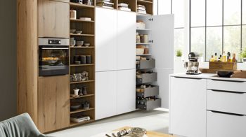 Einbauküche Interliving aus Holz in Weiß Interliving Küche Serie 3039 mit AEG Einbaugeräten Arcticweiß & Vulkaneiche – zweizeilig