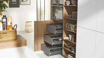 Einbauküche Interliving aus Holz in Weiß Interliving Küche Serie 3039 mit AEG Einbaugeräten Arcticweiß & Vulkaneiche – zweizeilig