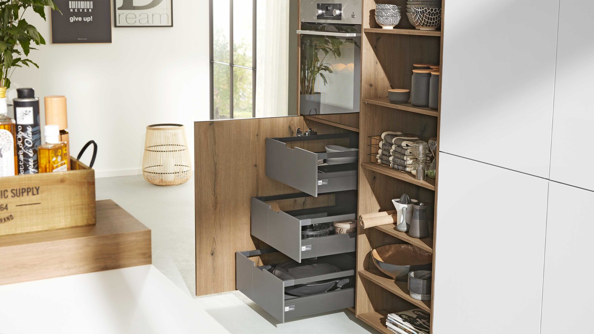 Einbauküche Interliving aus Holz in Weiß Interliving Küche Serie 3039 mit AEG Einbaugeräten Arcticweiß & Vulkaneiche – zweizeilig