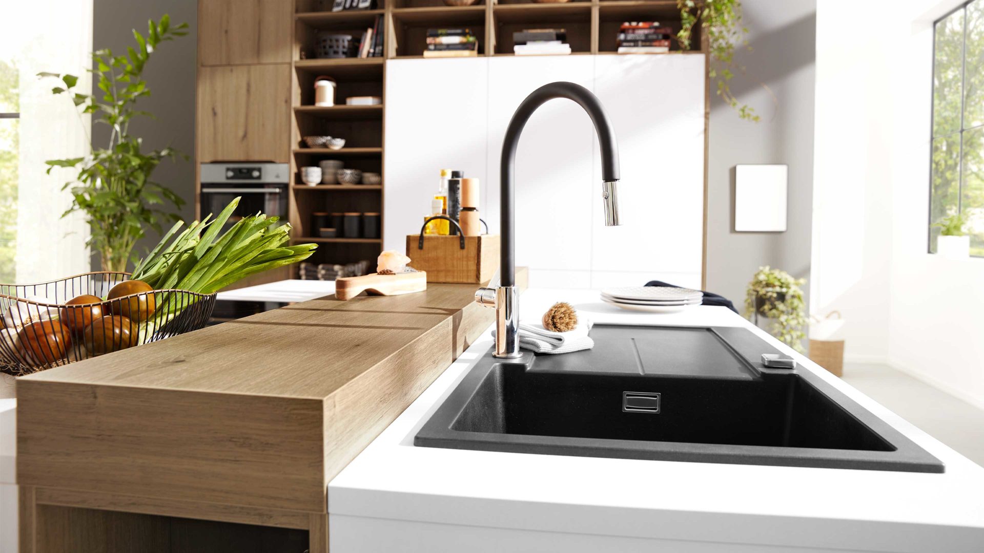 Einbauküche Interliving aus Holz in Weiß Interliving Küche Serie 3039 mit AEG Einbaugeräten Arcticweiß & Vulkaneiche – zweizeilig