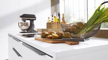 Einbauküche Interliving aus Holz in Weiß Interliving Küche Serie 3039 mit AEG Einbaugeräten Arcticweiß & Vulkaneiche – zweizeilig