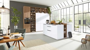 Einbauküche Interliving aus Holz in Weiß Interliving Küche Serie 3039 mit AEG Einbaugeräten Arcticweiß & Vulkaneiche – zweizeilig