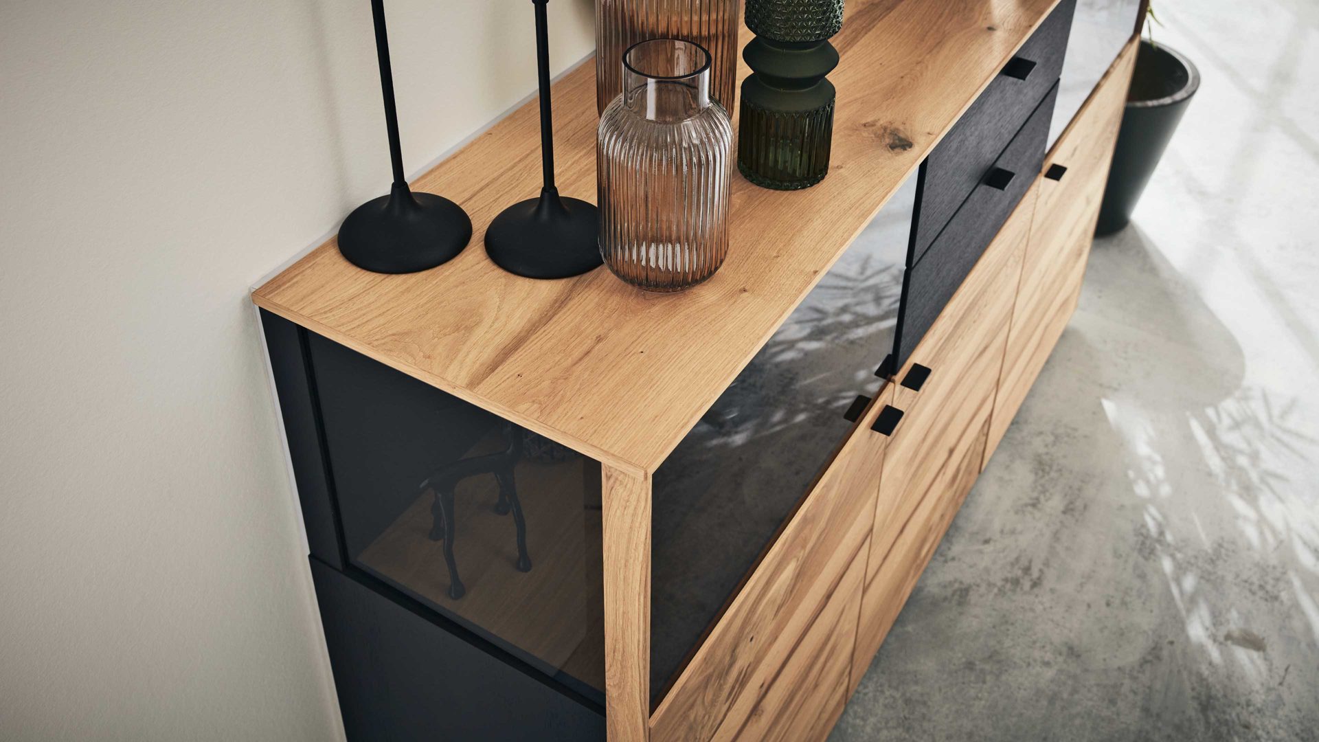 Sideboard Interliving aus Holz in Anthrazit Interliving Esszimmer Serie 5604 - Sideboard Anthrazit  & Eiche rustico- drei Türen, zwei Schubladen