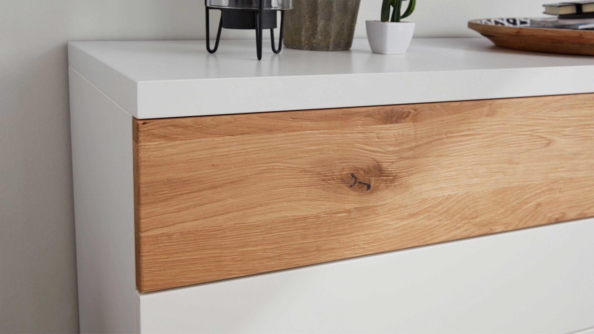 Kombikommode Interliving aus Holz in Weiß Interliving Schlafzimmer Serie 1019 – Kombikommode Wildeiche & weißer Mattlack – vier Schubladen, eine Tür