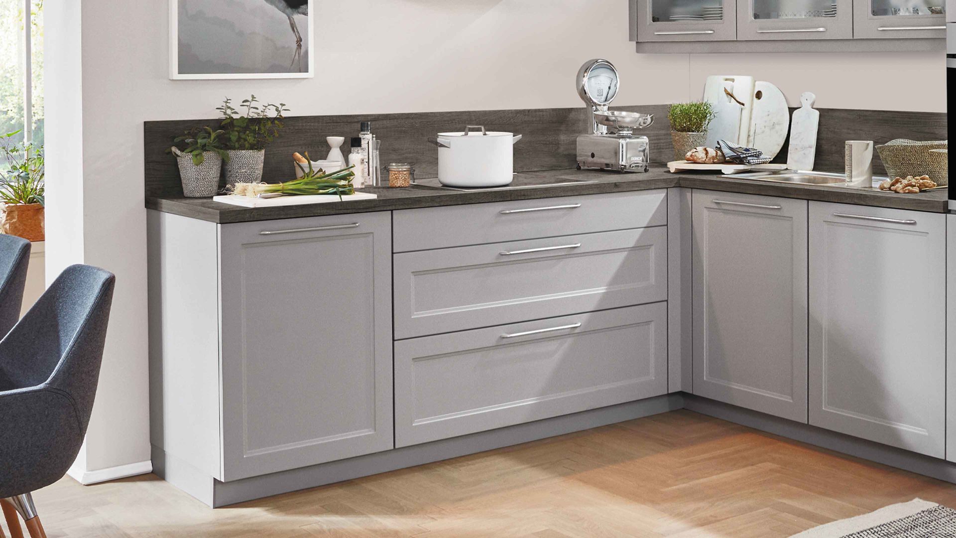 Einbauküche Nobilia® aus Holz in Hellgrau nobilia® Einbauküche Cascada mit privileg Einbaugeräten Steingrau & Eiche Dakota – Stellfläche ca. 245 x 305 cm