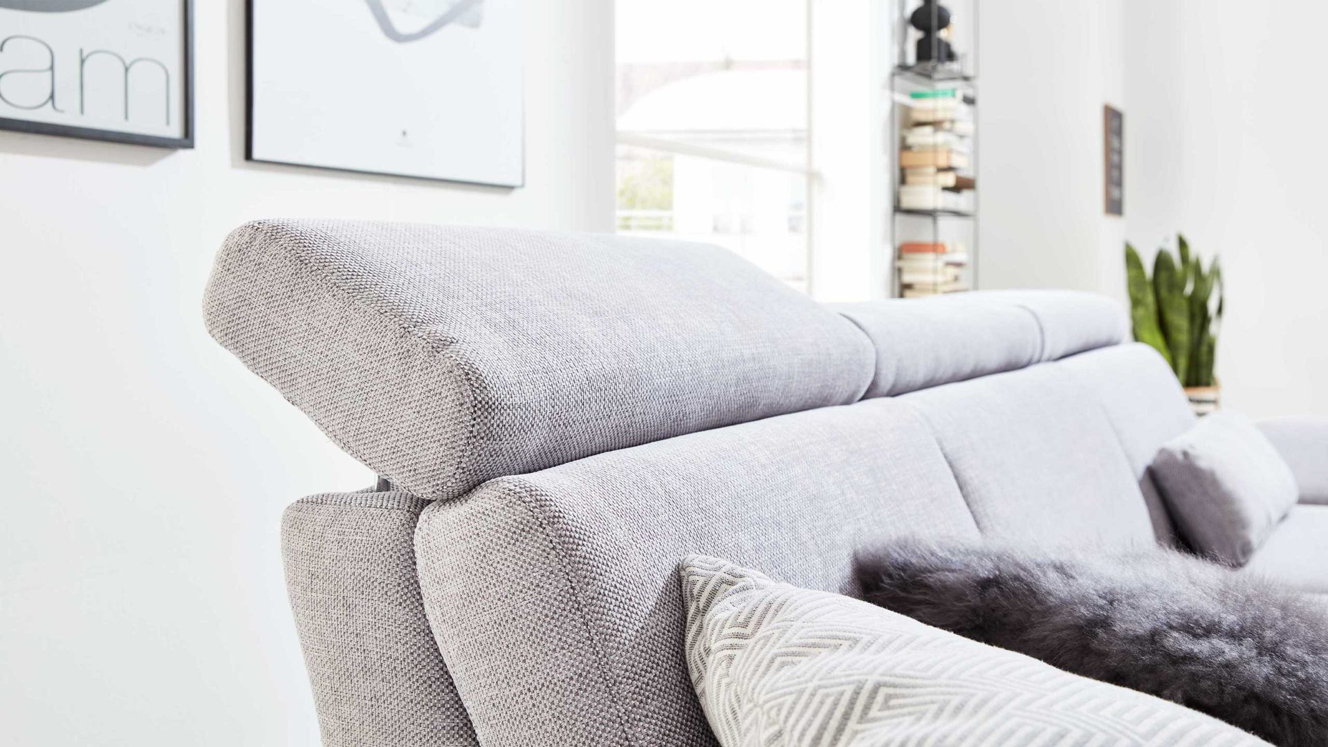 Ecksofa Interliving aus Stoff Metall in Grau Interliving Eckkombination Serie 4251 platinfarbener Bezug Active Line Vaneo & Metallfüße – Stellfläche ca. 300 x 225 cm