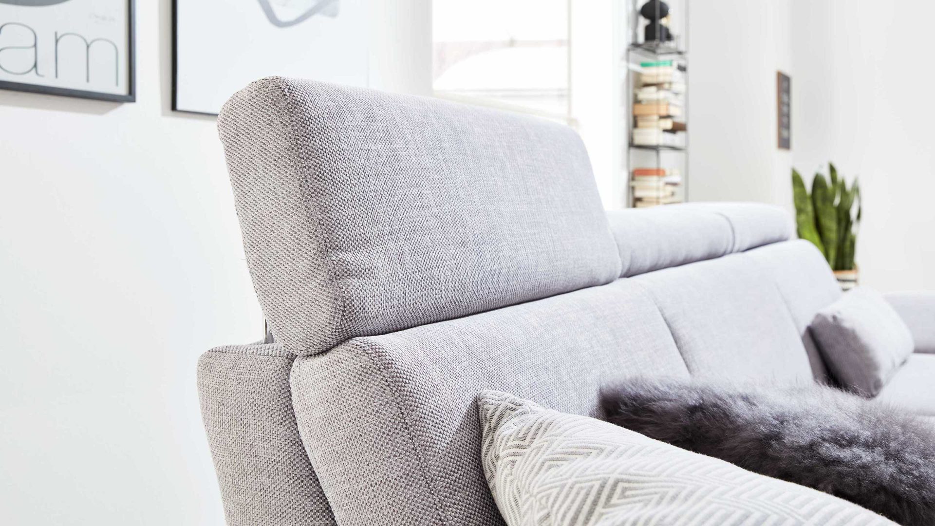 Ecksofa Interliving aus Stoff Metall in Grau Interliving Eckkombination Serie 4251 platinfarbener Bezug Active Line Vaneo & Metallfüße – Stellfläche ca. 300 x 225 cm