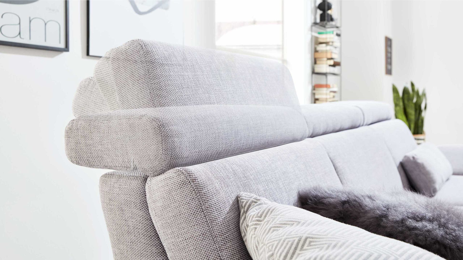 Ecksofa Interliving aus Stoff Metall in Grau Interliving Eckkombination Serie 4251 platinfarbener Bezug Active Line Vaneo & Metallfüße – Stellfläche ca. 300 x 225 cm