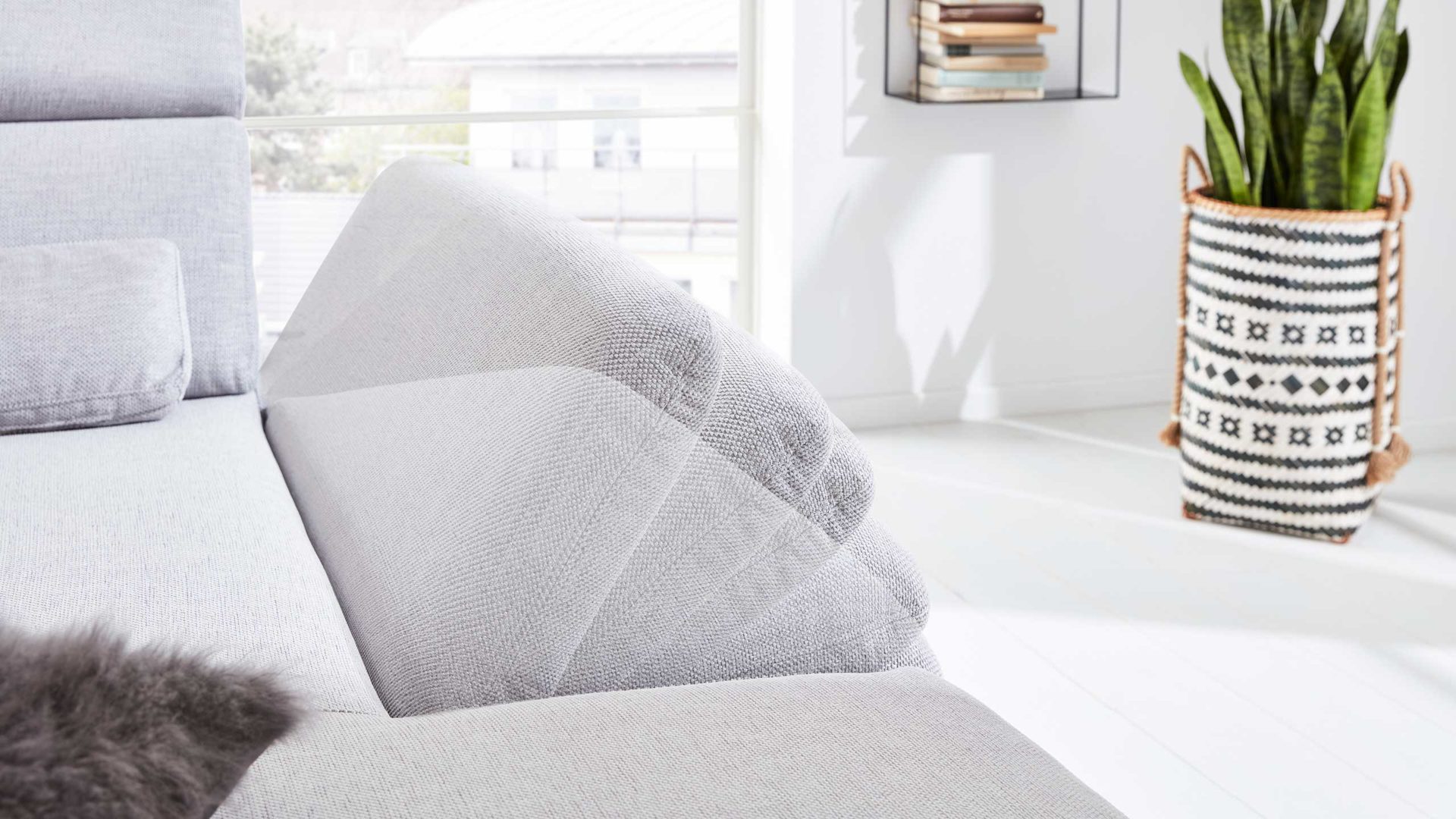 Ecksofa Interliving aus Stoff Metall in Grau Interliving Eckkombination Serie 4251 platinfarbener Bezug Active Line Vaneo & Metallfüße – Stellfläche ca. 300 x 225 cm