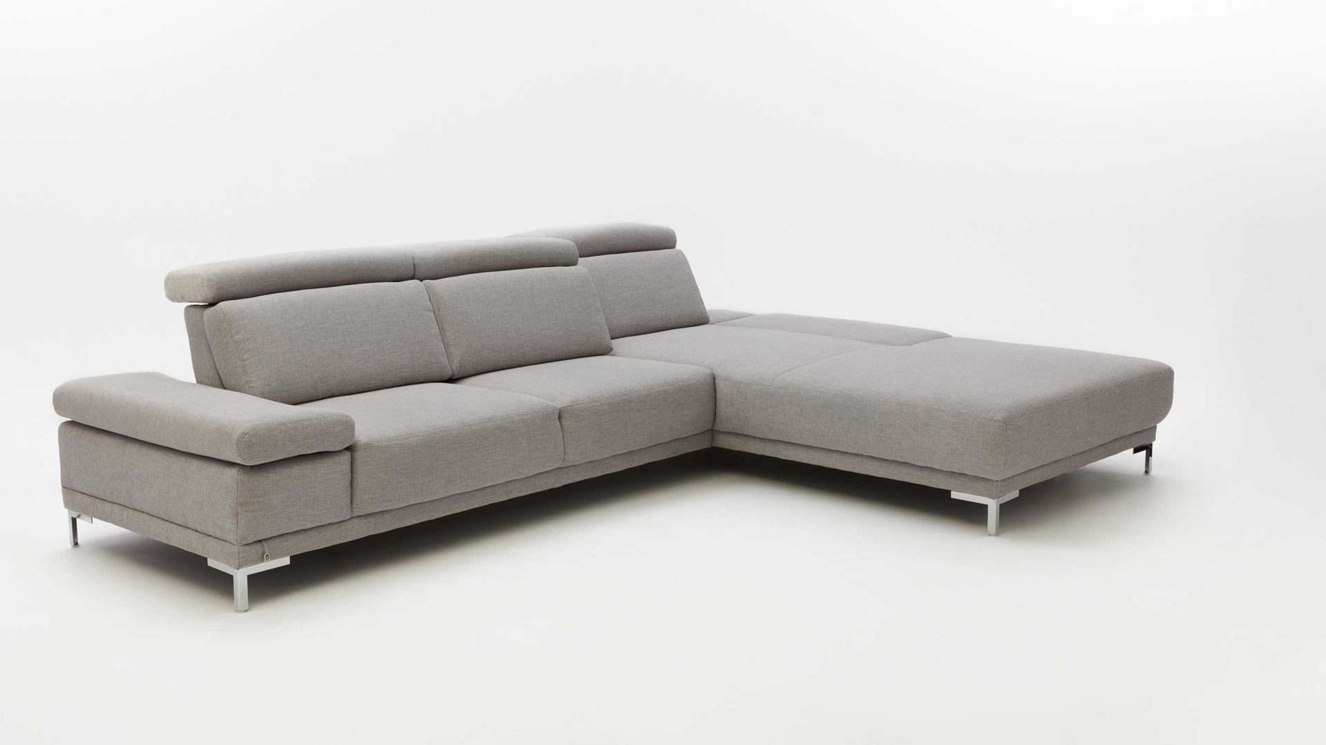 Ecksofa Interliving aus Stoff Metall in Grau Interliving Eckkombination Serie 4251 platinfarbener Bezug Active Line Vaneo & Metallfüße – Stellfläche ca. 300 x 225 cm
