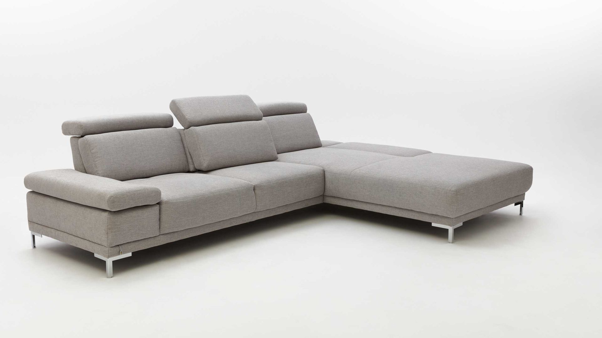 Ecksofa Interliving aus Stoff Metall in Grau Interliving Eckkombination Serie 4251 platinfarbener Bezug Active Line Vaneo & Metallfüße – Stellfläche ca. 300 x 225 cm