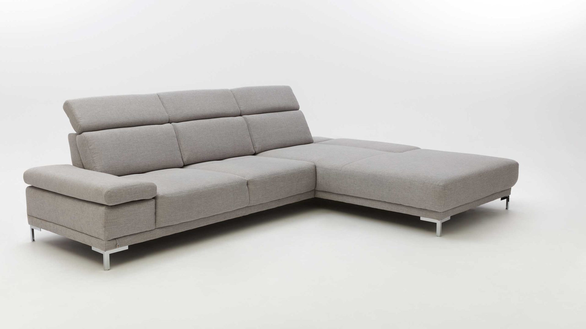 Ecksofa Interliving aus Stoff Metall in Grau Interliving Eckkombination Serie 4251 platinfarbener Bezug Active Line Vaneo & Metallfüße – Stellfläche ca. 300 x 225 cm