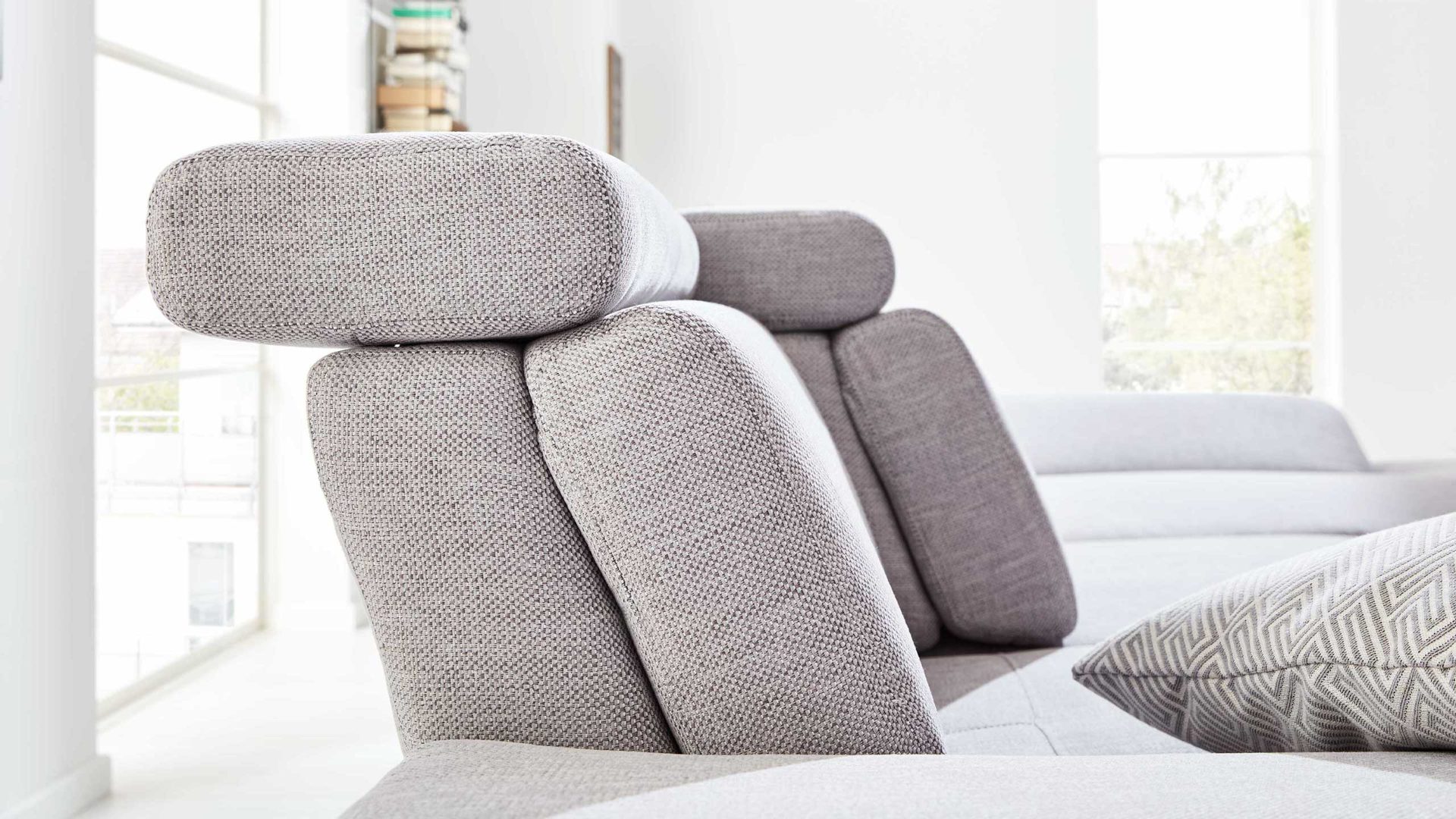 Ecksofa Interliving aus Stoff Metall in Grau Interliving Eckkombination Serie 4251 platinfarbener Bezug Active Line Vaneo & Metallfüße – Stellfläche ca. 300 x 225 cm