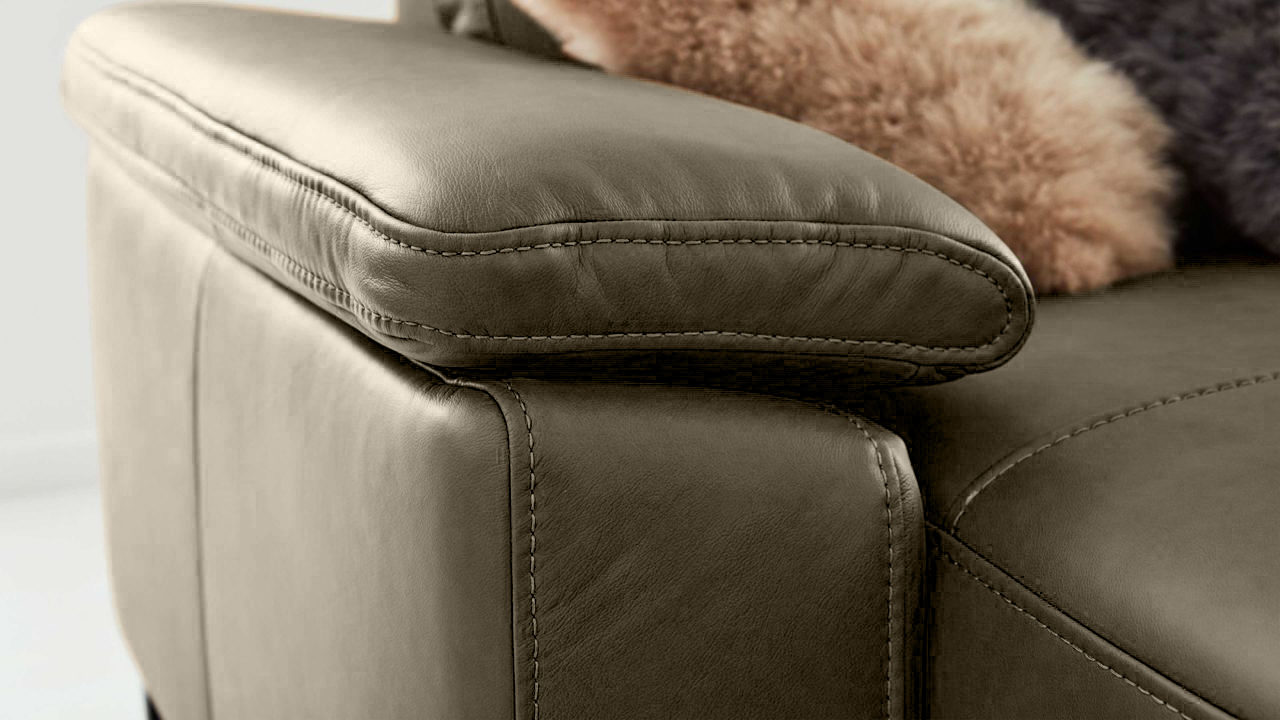 Ecksofa Interliving aus Leder Metall in Grau Interliving Eckkombination Serie 4054 graues LongLife-Leder Vivre & schwarze Metall-Profilfüße – Stellfläche ca. 176 x 317 cm