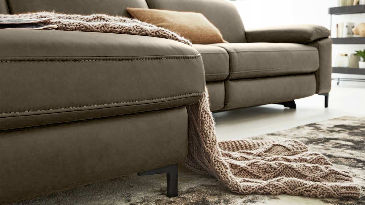 Ecksofa Interliving aus Leder Metall in Grau Interliving Eckkombination Serie 4054 graues LongLife-Leder Vivre & schwarze Metall-Profilfüße – Stellfläche ca. 176 x 317 cm