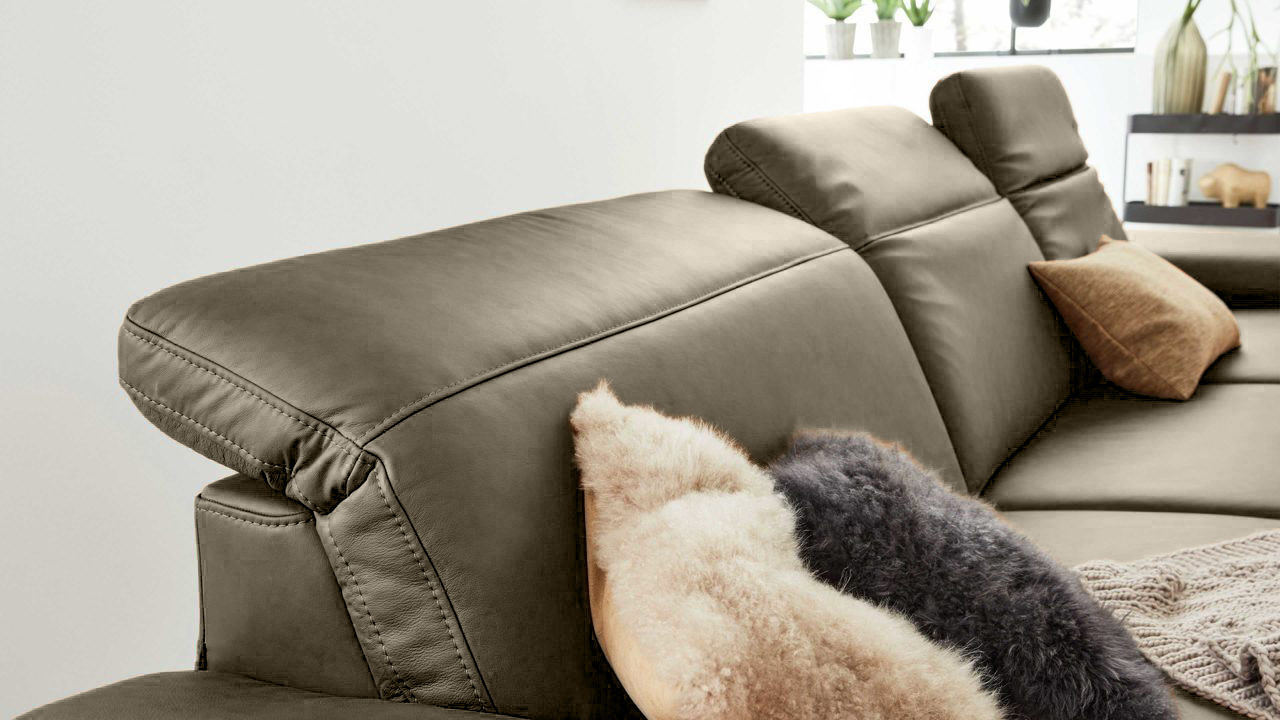 Ecksofa Interliving aus Leder Metall in Grau Interliving Eckkombination Serie 4054 graues LongLife-Leder Vivre & schwarze Metall-Profilfüße – Stellfläche ca. 176 x 317 cm