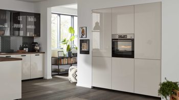 Einbauküche WERT KÜCHE® aus Holz in Weiß WERT KÜCHE® Ulrike mit AEG Einbaugeräten Muschelweiß, Rhombusmuster & Nussbaum Tobacco - zweiteilig