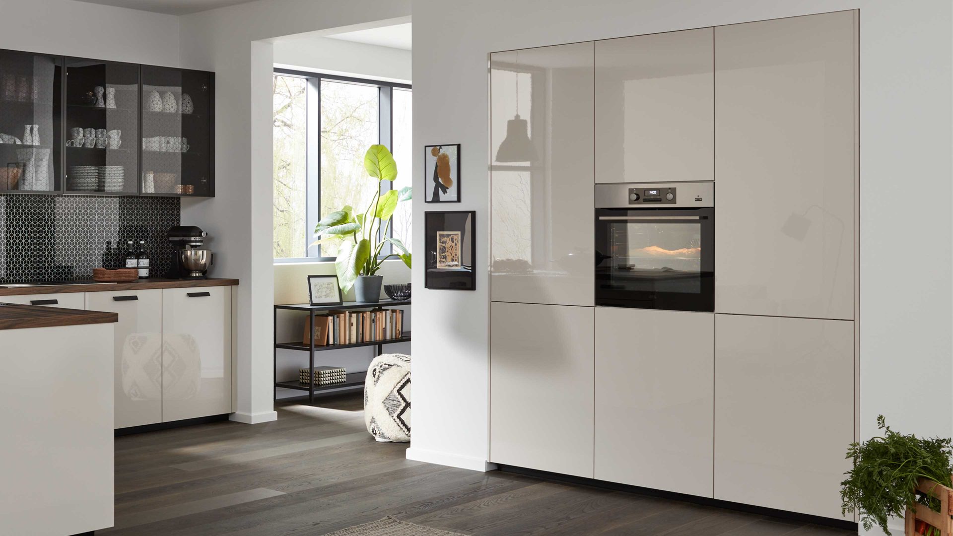 Einbauküche WERT KÜCHE® aus Holz in Weiß WERT KÜCHE® Ulrike mit AEG Einbaugeräten Muschelweiß, Rhombusmuster & Nussbaum Tobacco - zweiteilig