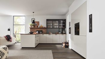 Einbauküche WERT KÜCHE® aus Holz in Weiß WERT KÜCHE® Ulrike mit AEG Einbaugeräten Muschelweiß, Rhombusmuster & Nussbaum Tobacco - zweiteilig