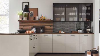 Einbauküche WERT KÜCHE® aus Holz in Weiß WERT KÜCHE® Ulrike mit AEG Einbaugeräten Muschelweiß, Rhombusmuster & Nussbaum Tobacco - zweiteilig