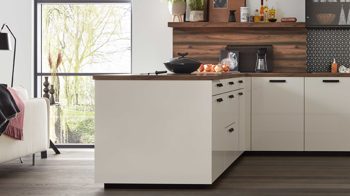 Einbauküche WERT KÜCHE® aus Holz in Weiß WERT KÜCHE® Ulrike mit AEG Einbaugeräten Muschelweiß, Rhombusmuster & Nussbaum Tobacco - zweiteilig