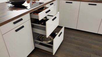 Einbauküche WERT KÜCHE® aus Holz in Weiß WERT KÜCHE® Ulrike mit AEG Einbaugeräten Muschelweiß, Rhombusmuster & Nussbaum Tobacco - zweiteilig