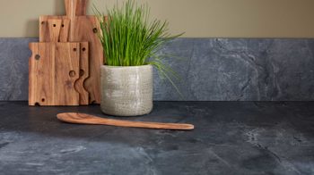 Einbauküche WERT KÜCHE® aus Holz in Weiß WERT KÜCHE® Franziska mit AEG Einbaugeräten Muschelweiß & Victoria Nussbaum - Stellfläche ca. 192 x 348 cm