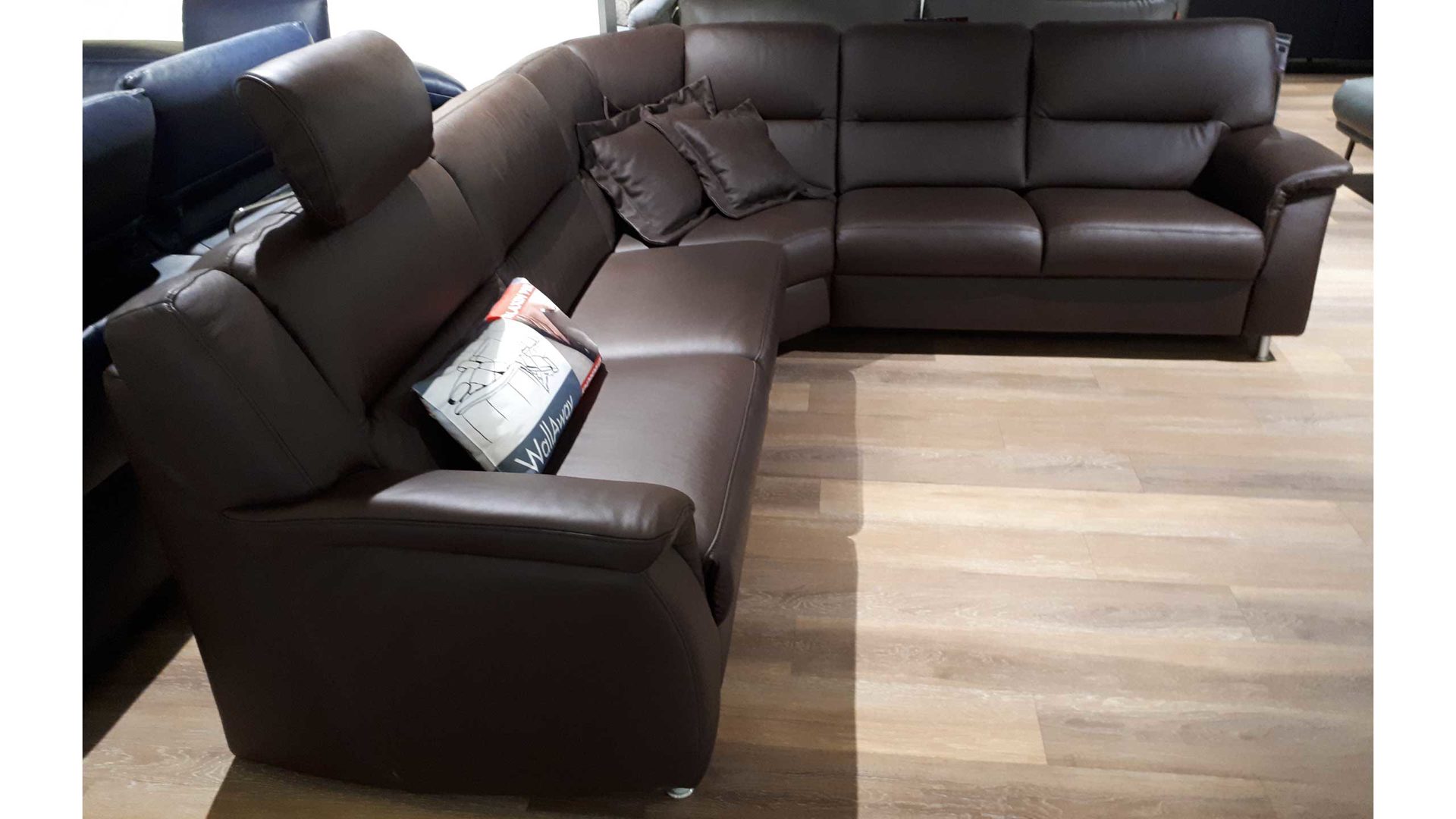 Ecksofa Himolla aus Leder in Braun Himolla Polstergarnitur Relax-Wohnlandschaft 1104 Leder Leder LongLife soft Nougat, Wallfree elektrisch, Rücken echt