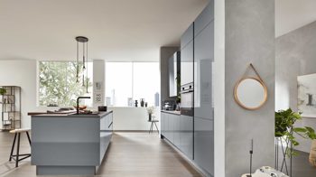 Einbauküche Interliving aus Holz in Grau Interliving Küche Serie 3042 mit SIEMENS Einbaugeräten Quarzgrau & Eiche Graphitsilber  – zweizeilig