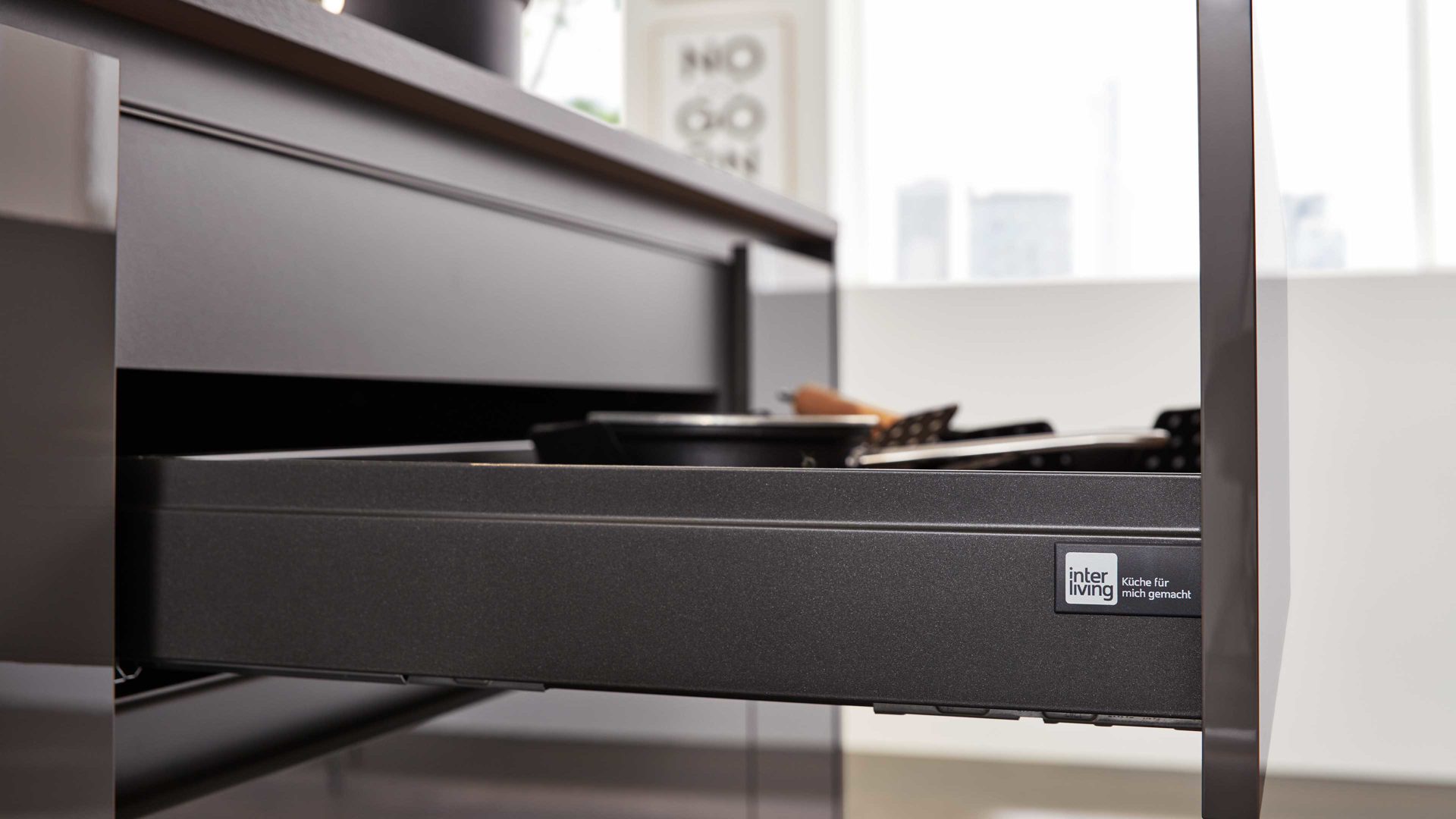 Einbauküche Interliving aus Holz in Grau Interliving Küche Serie 3042 mit SIEMENS Einbaugeräten Quarzgrau & Eiche Graphitsilber  – zweizeilig