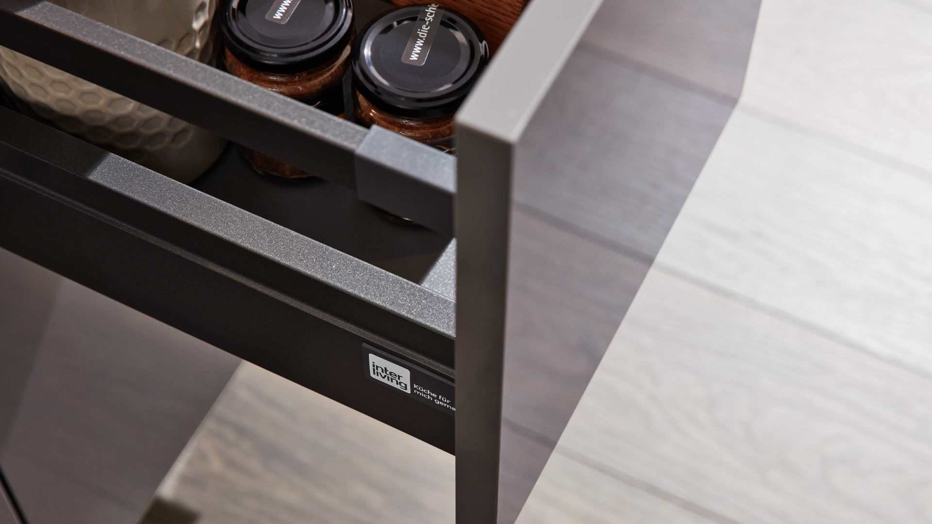 Einbauküche Interliving aus Holz in Grau Interliving Küche Serie 3042 mit SIEMENS Einbaugeräten Quarzgrau & Eiche Graphitsilber  – zweizeilig