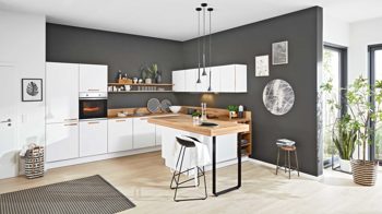 Einbauküche Interliving aus Holz in Weiß Interliving Küche Serie 3043 mit gorenje Einbaugeräten Weiß & Vulkaneiche – Stellfläche ca. 365 x 258 cm
