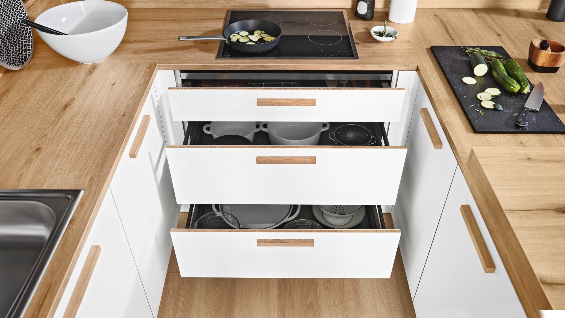 Einbauküche Interliving aus Holz in Weiß Interliving Küche Serie 3043 mit gorenje Einbaugeräten Weiß & Vulkaneiche – Stellfläche ca. 365 x 258 cm