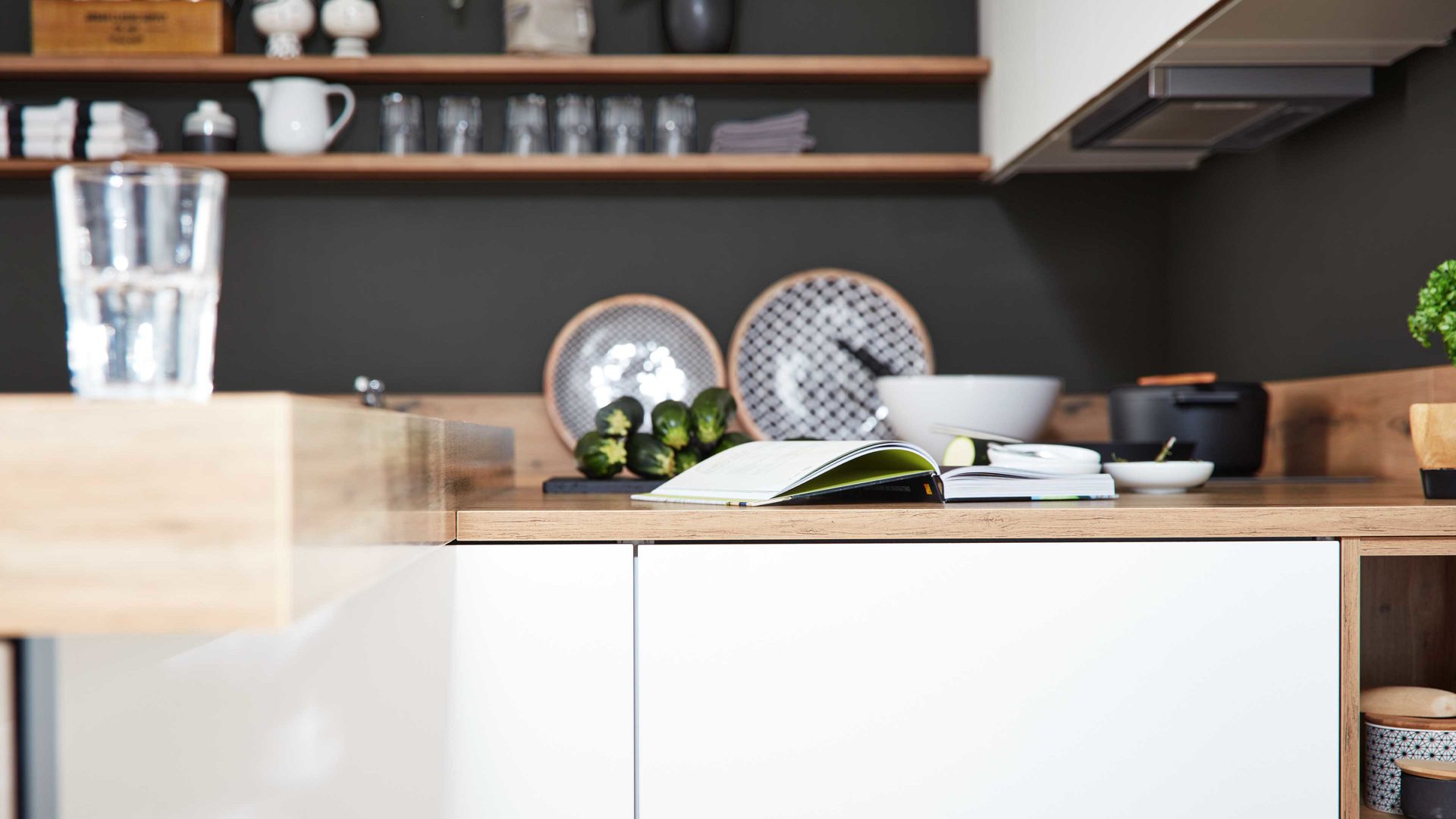 Einbauküche Interliving aus Holz in Weiß Interliving Küche Serie 3043 mit privileg Einbaugeräten Weiß & Vulkaneiche – Stellfläche ca. 365 x 258 cm