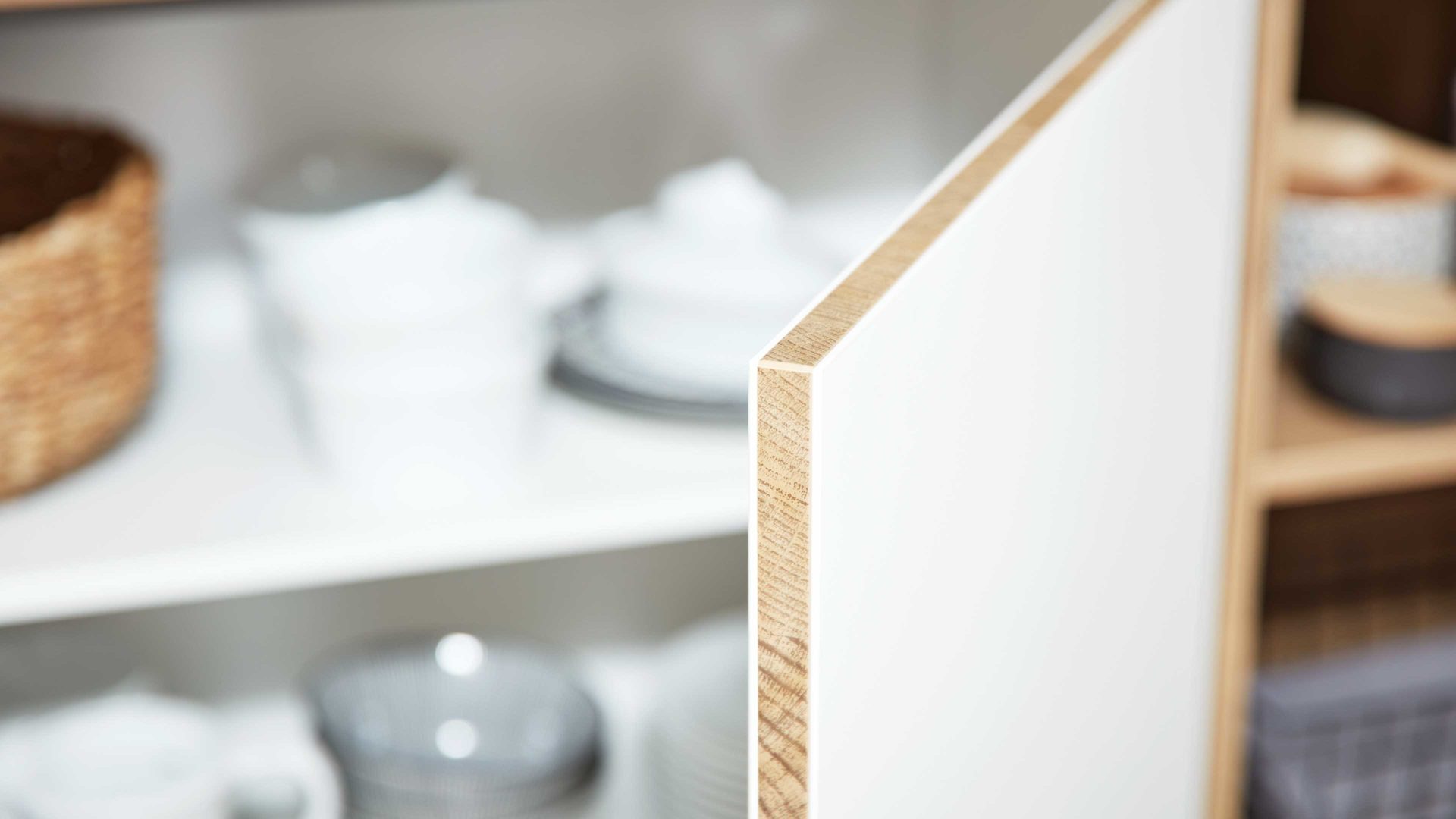 Einbauküche Interliving aus Holz in Weiß Interliving Küche Serie 3043 mit gorenje Einbaugeräten Weiß & Vulkaneiche – Stellfläche ca. 365 x 258 cm