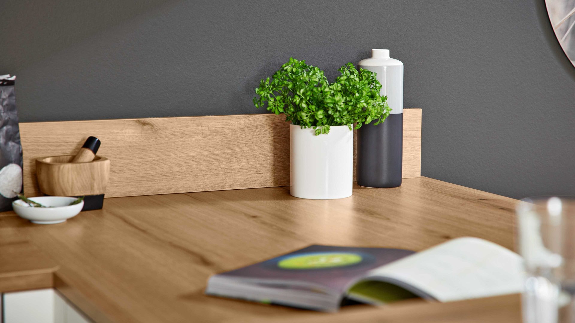 Einbauküche Interliving aus Holz in Weiß Interliving Küche Serie 3043 mit gorenje Einbaugeräten Weiß & Vulkaneiche – Stellfläche ca. 365 x 258 cm