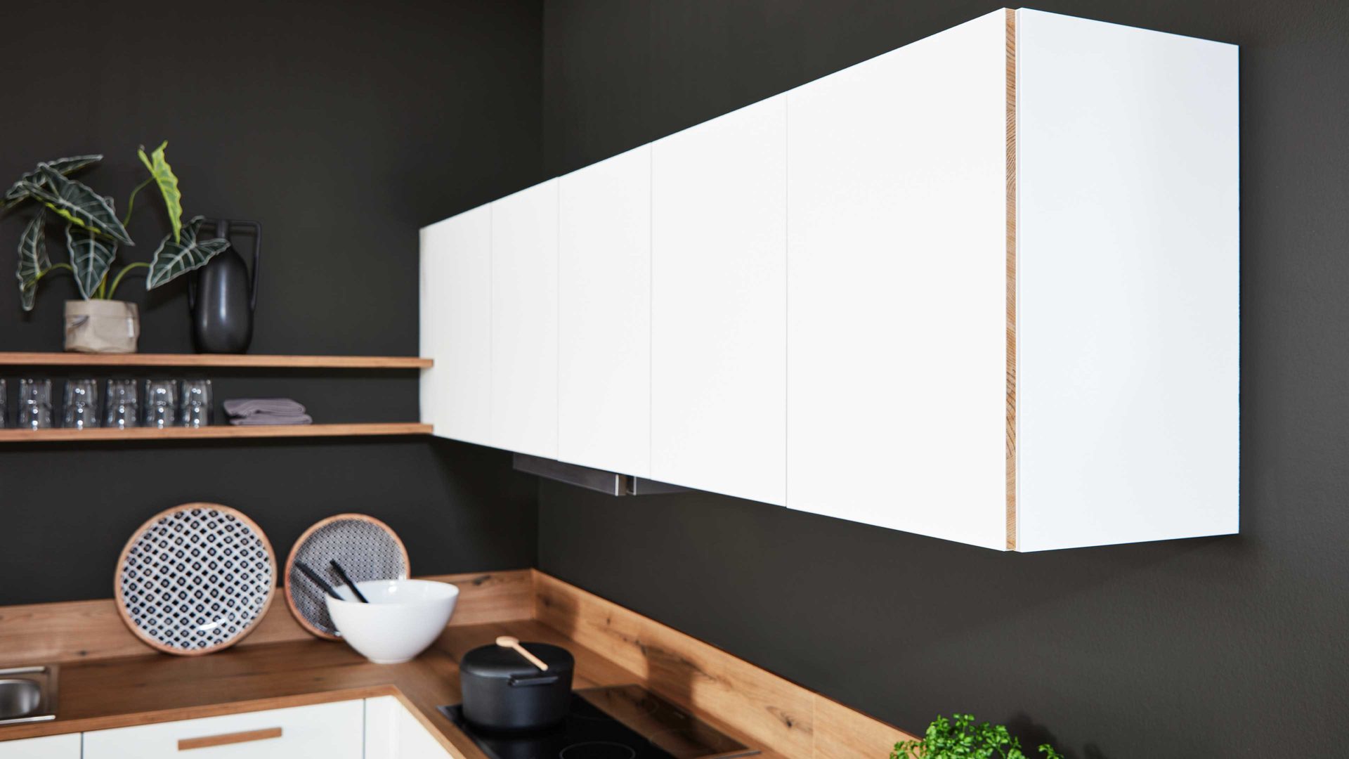 Einbauküche Interliving aus Holz in Weiß Interliving Küche Serie 3043 mit gorenje Einbaugeräten Weiß & Vulkaneiche – Stellfläche ca. 365 x 258 cm