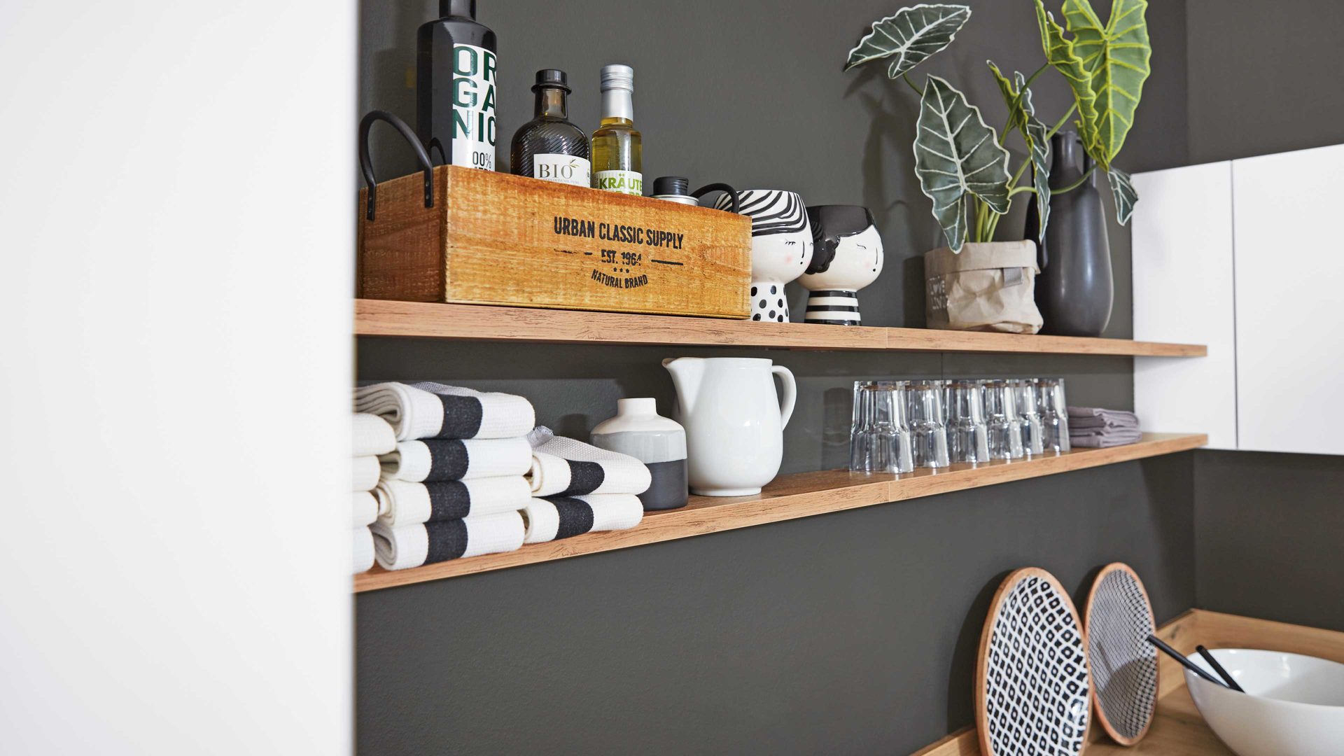 Einbauküche Interliving aus Holz in Weiß Interliving Küche Serie 3043 mit gorenje Einbaugeräten Weiß & Vulkaneiche – Stellfläche ca. 365 x 258 cm