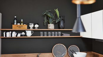 Einbauküche Interliving aus Holz in Weiß Interliving Küche Serie 3043 mit gorenje Einbaugeräten Weiß & Vulkaneiche – Stellfläche ca. 365 x 258 cm