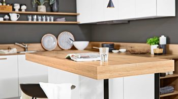 Einbauküche Interliving aus Holz in Weiß Interliving Küche Serie 3043 mit gorenje Einbaugeräten Weiß & Vulkaneiche – Stellfläche ca. 365 x 258 cm