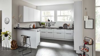 Einbauküche Interliving aus Holz in Grau Interliving Küche Serie 3045 mit AEG Einbaugeräten Weiß – Stellfläche ca. 285 x 400 cm